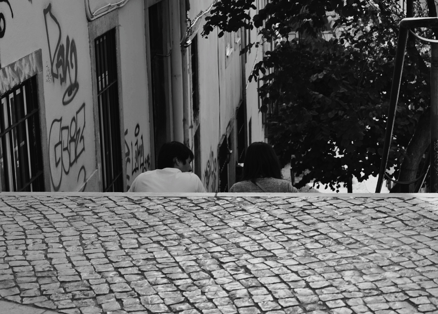 fotografia-pareja-sentada-escaleras