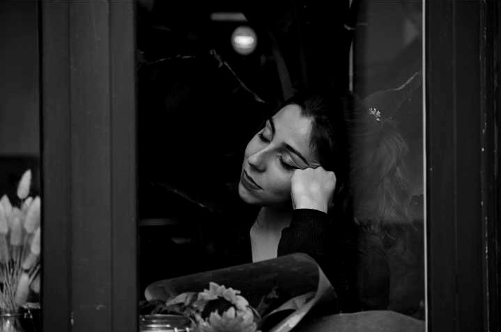 fotografia-elvira-chica-ventana-pensativa