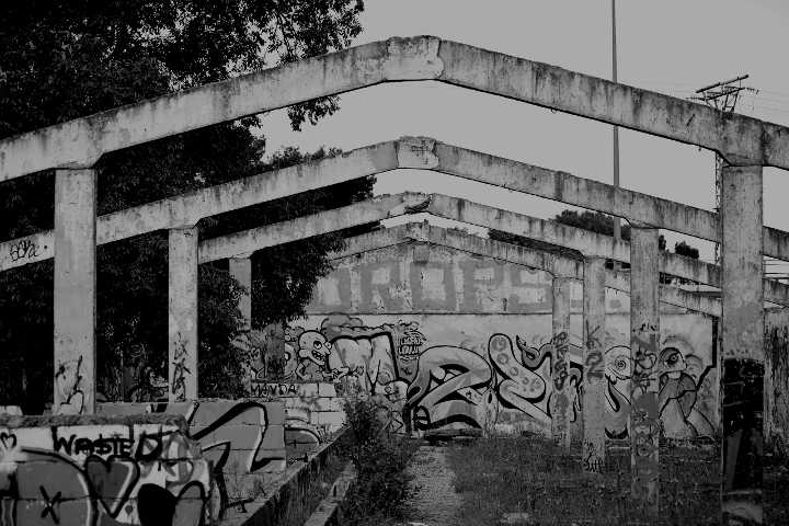 fotografia-simetria-sitio-abandonado-graffitis